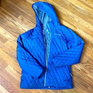 Columbia youth L periwinkle hooded puffer jacket, gray faux fur lining